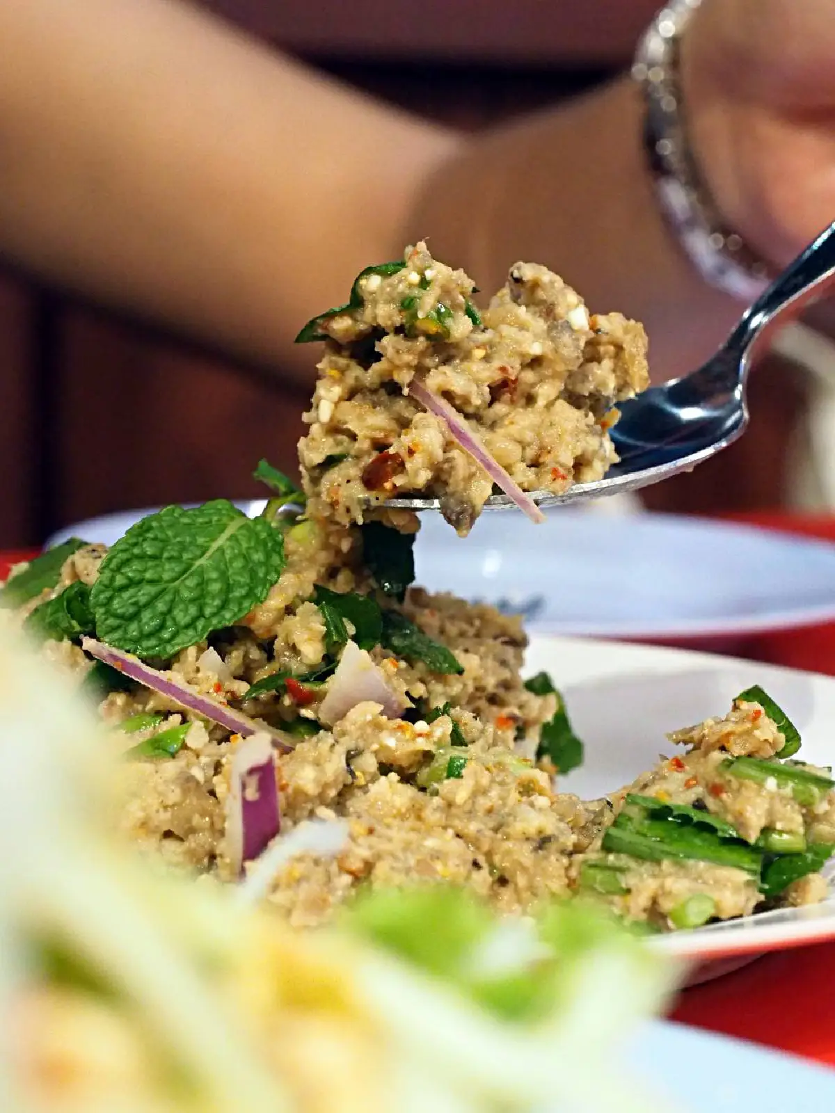 เช็กอิน 'ร้านเจ๊แดงสามย่าน คอหมูย่างในตำนาน' ร้านใหม่ต้องไปในไอคอนสยาม