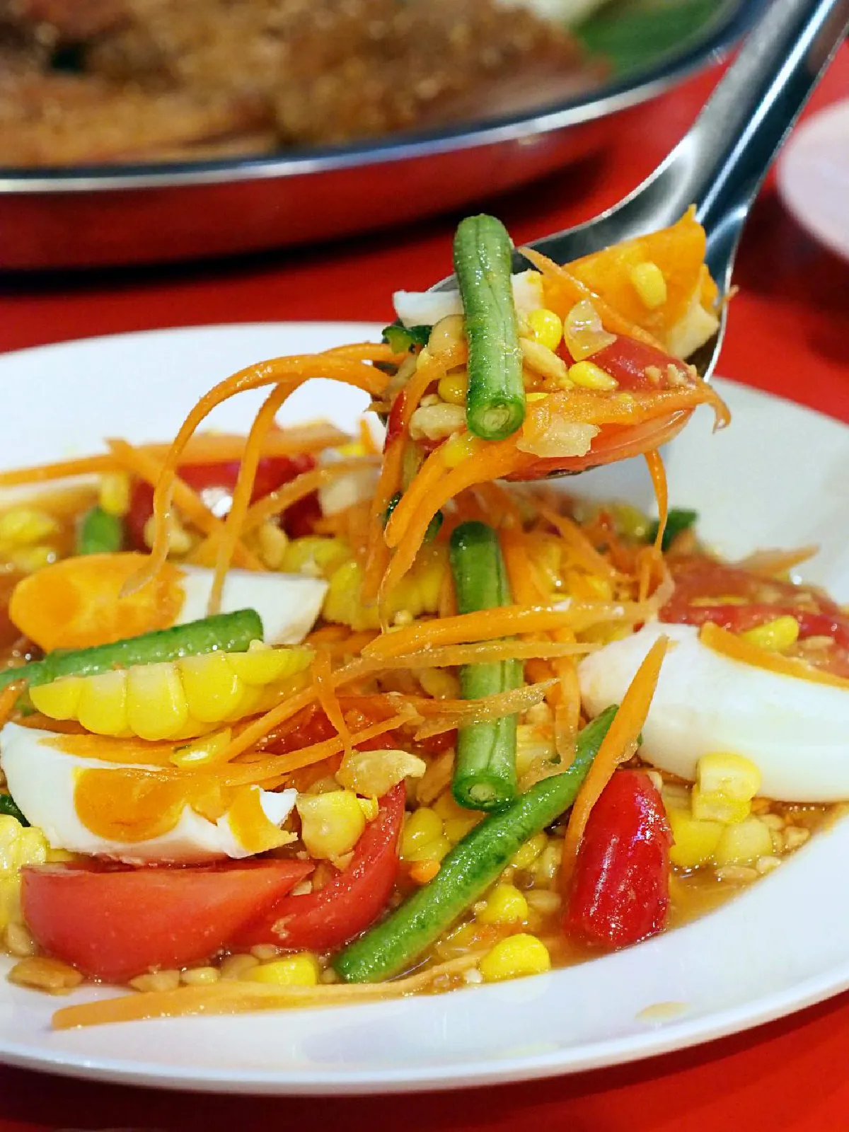 เช็กอิน 'ร้านเจ๊แดงสามย่าน คอหมูย่างในตำนาน' ร้านใหม่ต้องไปในไอคอนสยาม