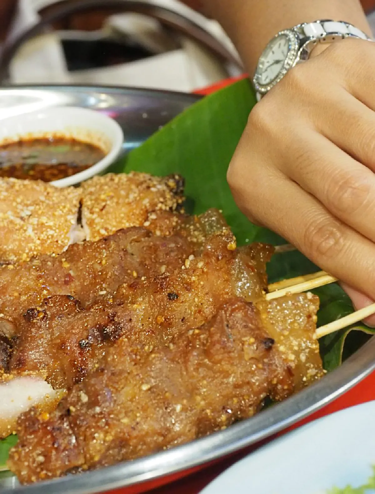 เช็กอิน 'ร้านเจ๊แดงสามย่าน คอหมูย่างในตำนาน' ร้านใหม่ต้องไปในไอคอนสยาม