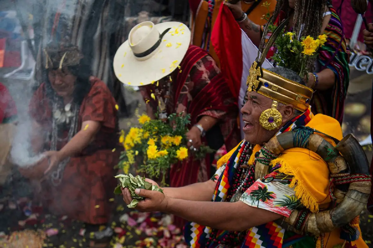 หมอผีเปรูทำพิธีปัดเป่าทำนายดวงโลก-โควิดปี 2022 