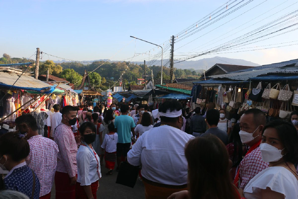 นักท่องเที่ยวแน่นสะพาญมอญสังขละบุรีจนต้องคุมจำนวนเดินข้าม