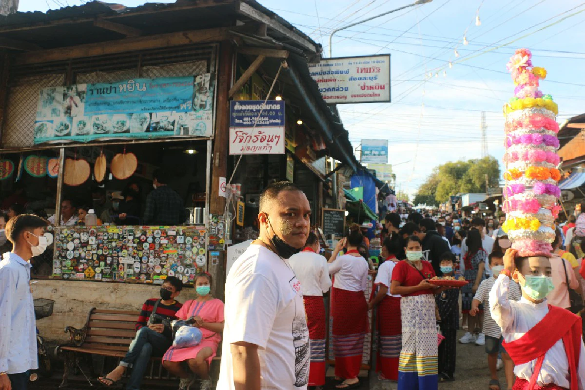 นักท่องเที่ยวแน่นสะพาญมอญสังขละบุรีจนต้องคุมจำนวนเดินข้าม