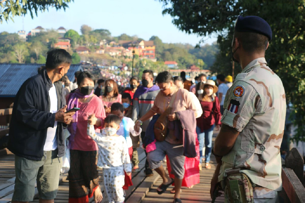 นักท่องเที่ยวแน่นสะพาญมอญสังขละบุรีจนต้องคุมจำนวนเดินข้าม