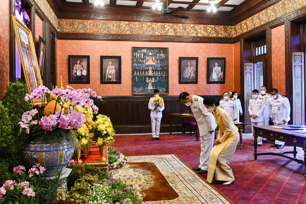 นายกฯ-ภริยาลงนามถวายพระพรในหลวง-พระราชินี