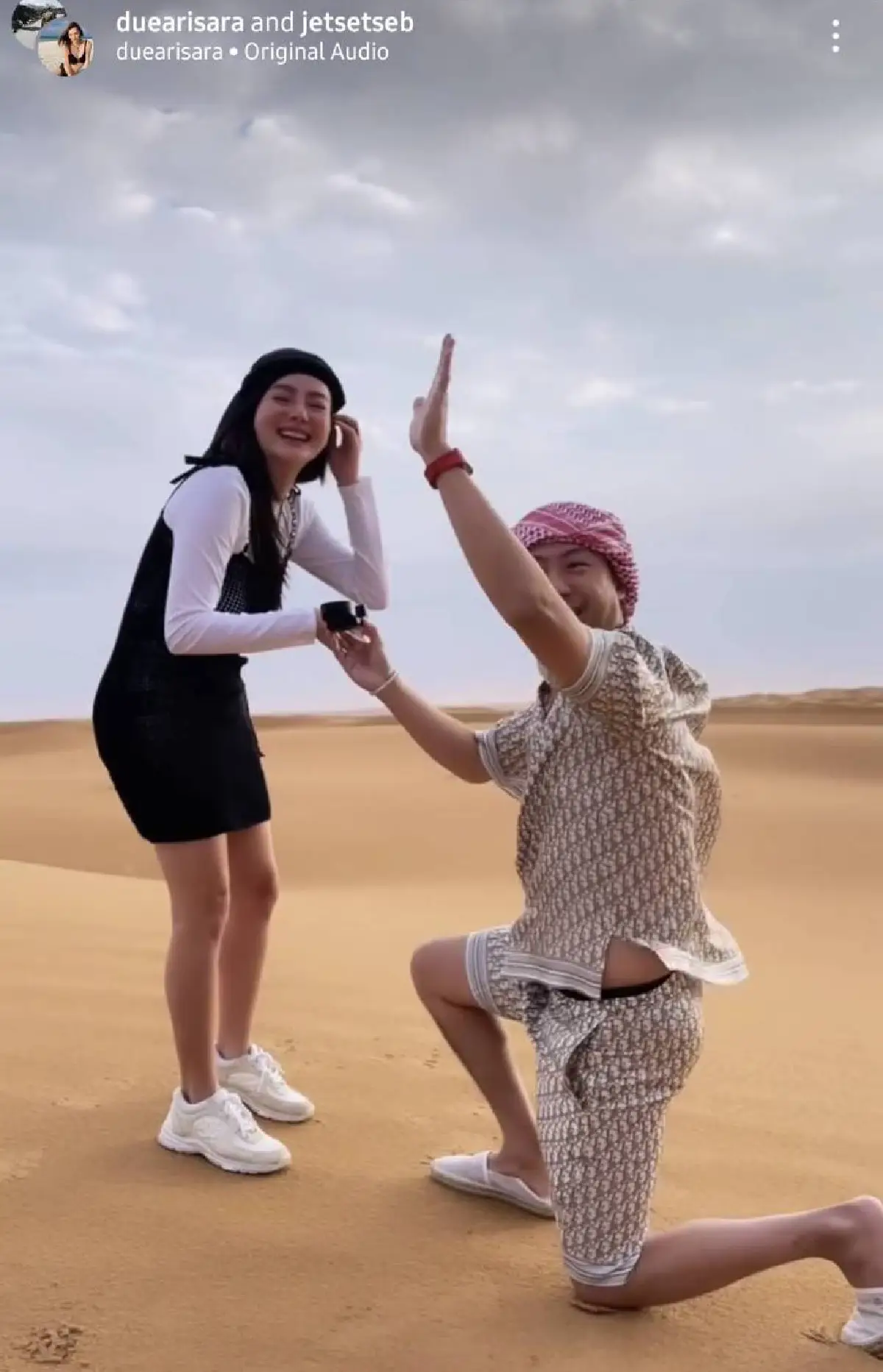 "ดิว" ถูกแฟนหนุ่ม "เซบาสเตียน" คุกเข่าขอแต่งงานกลางทะเลทรายดูไบ