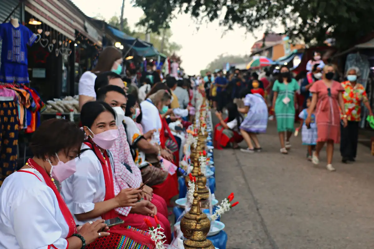 นักท่องเที่ยวแน่นสะพาญมอญสังขละบุรีจนต้องคุมจำนวนเดินข้าม