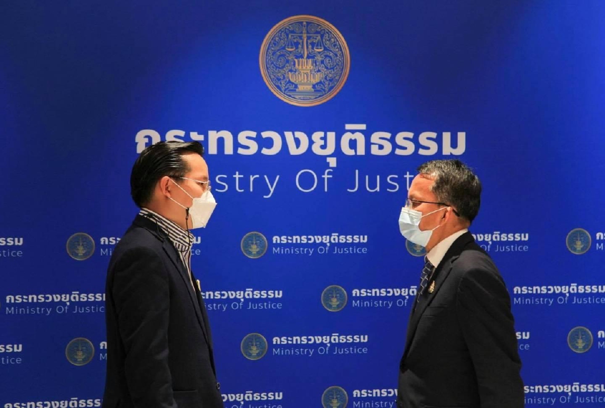 บิ๊กตู่ ไฟเขียวตั้งกรรมการกลั่นกรองคดี ม.112 บิ๊กตู่ ไฟเขียวตั้งกรรมการกลั่นกรองคดี ม.112
