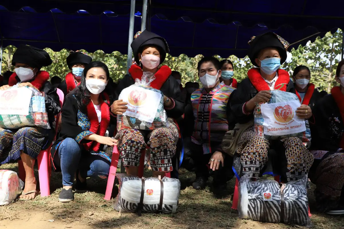 "ธรรมนัส"เดินสายมอบถุงยังชีพ-ผ้าห่มกันหนาวชาวเขาบนดอย