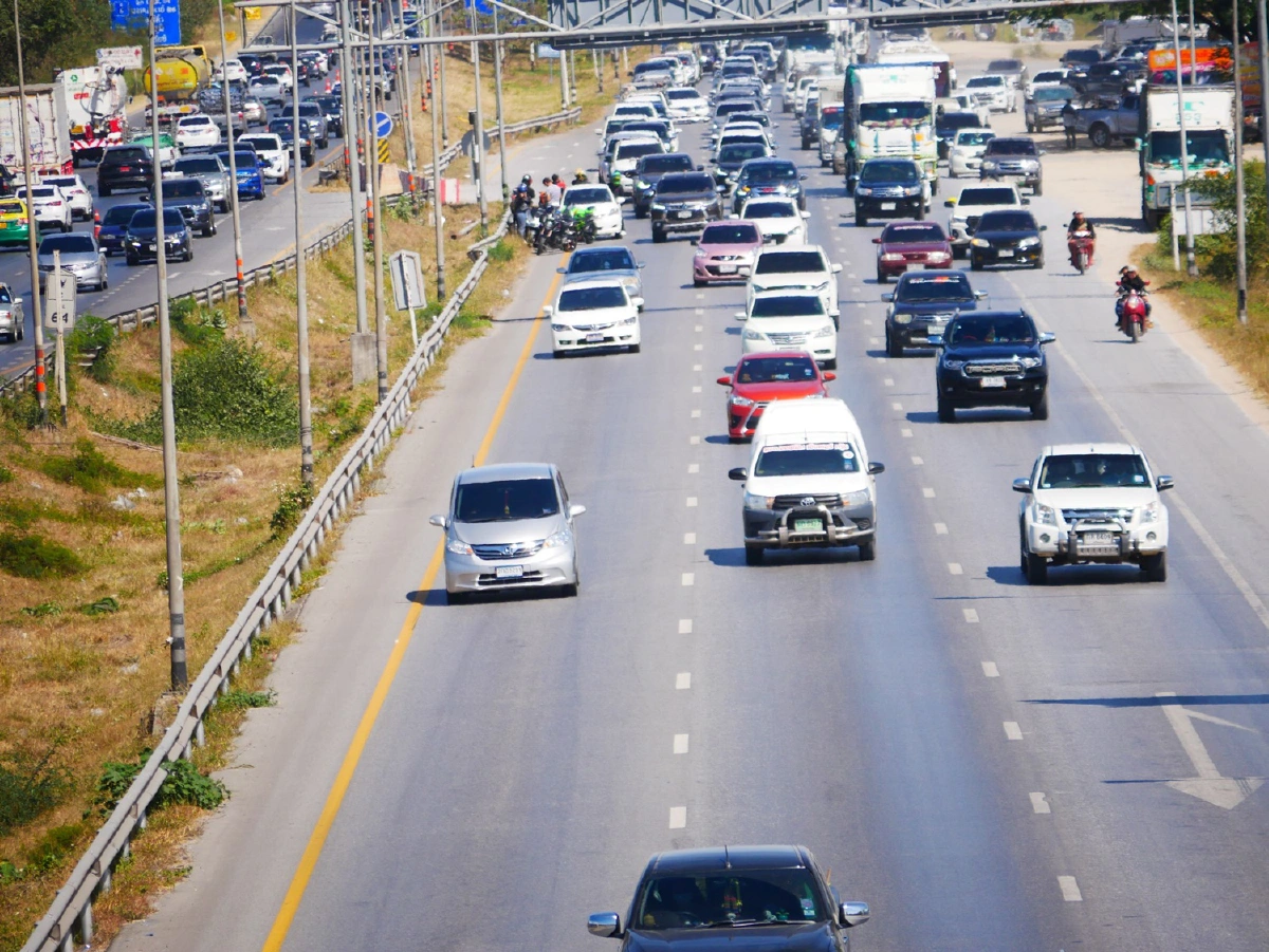 เปิดภาพถนนมิตรภาพสาหัสรถติดหนักสะสมยาวกว่า20กม.