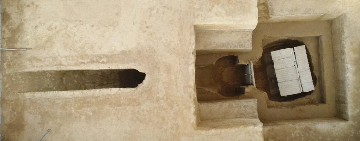 จีนพบรูปสลักโบราณหาชมยาก ‘ผู้พิทักษ์ถือตรีศูล’