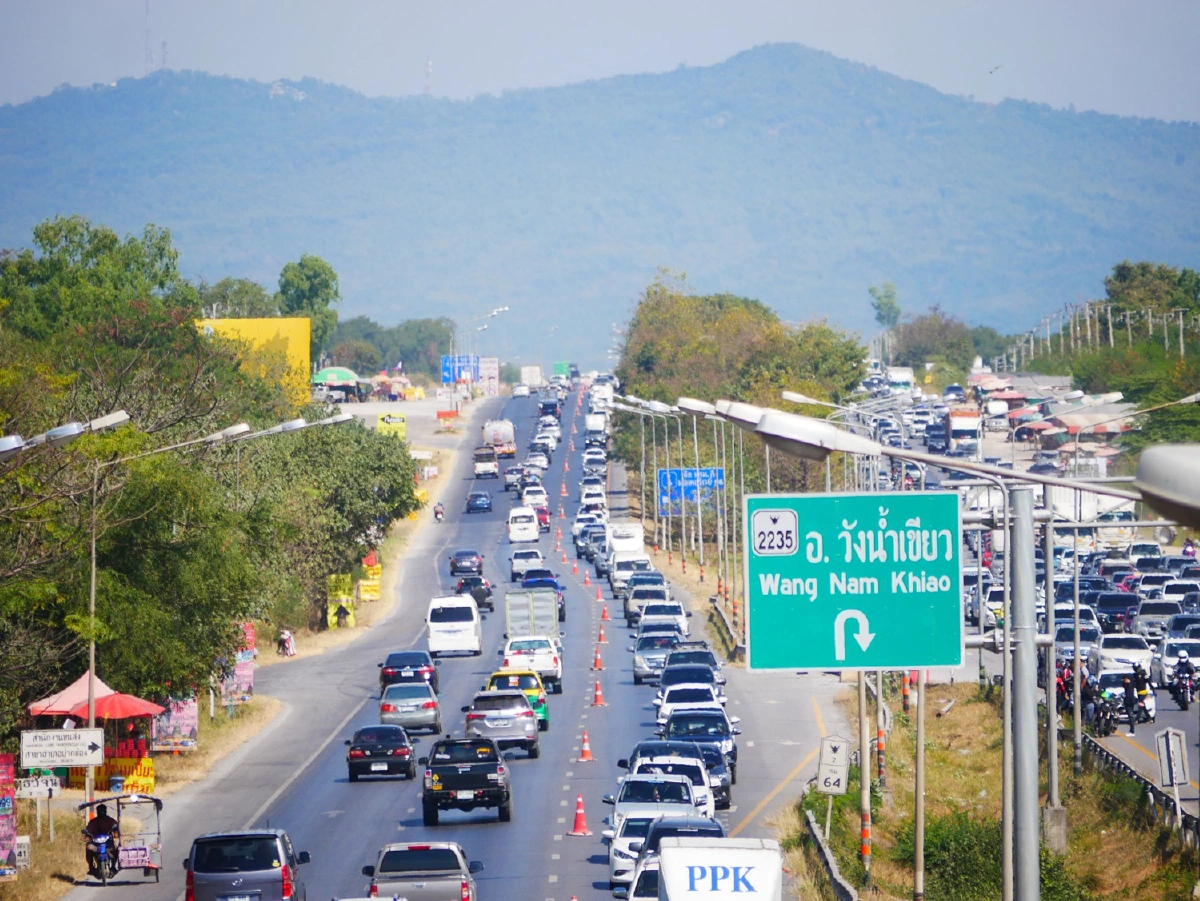 เปิดภาพถนนมิตรภาพสาหัสรถติดหนักสะสมยาวกว่า20กม.