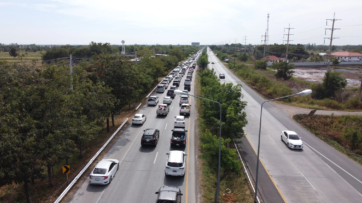 เปิดภาพถนนมิตรภาพสาหัสรถติดหนักสะสมยาวกว่า20กม.