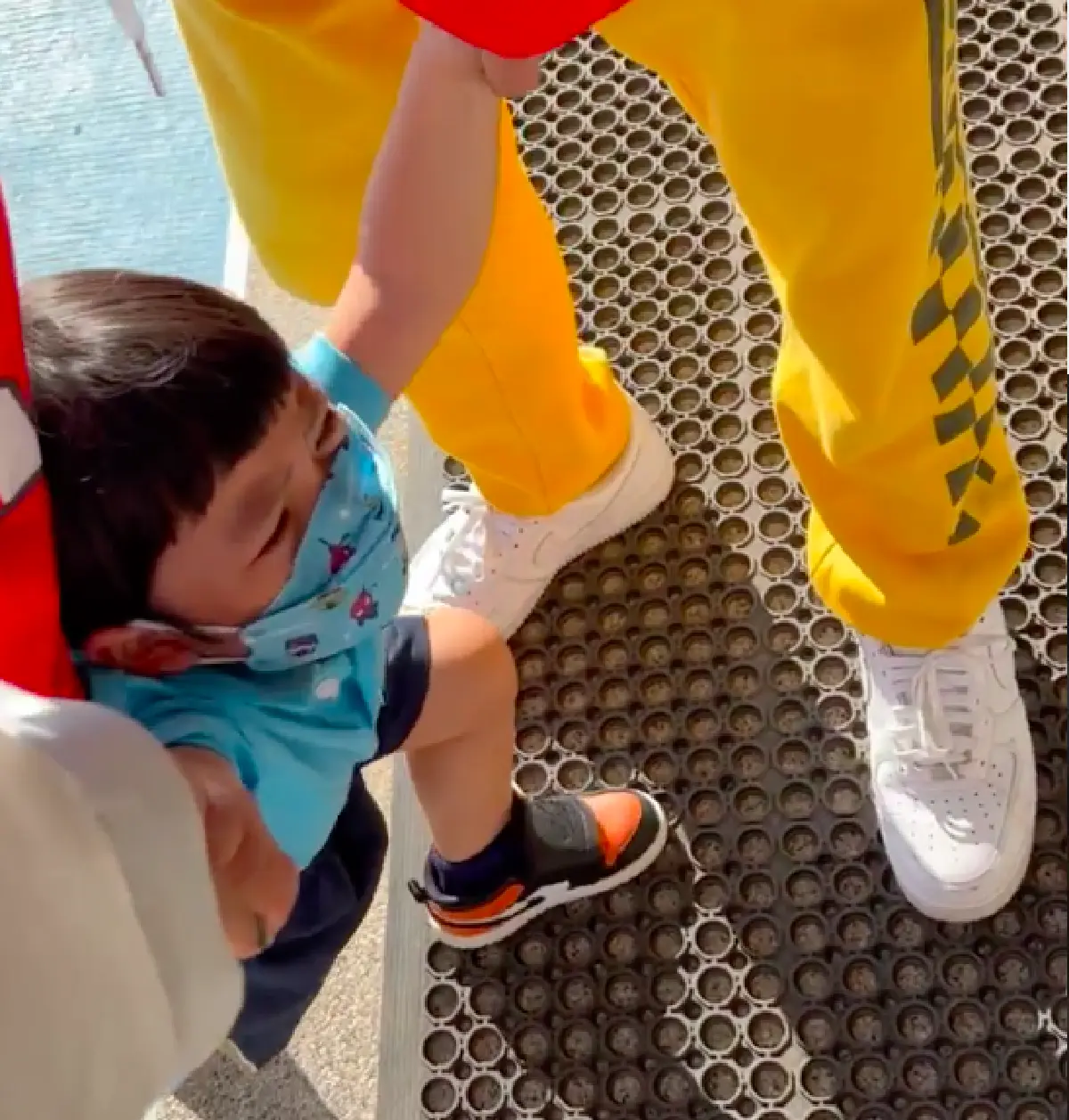 “เพชรจ้า-นิวเคลียร์” พากันจูงมือไปส่ง “น้องไทก้า” ที่โรงเรียน