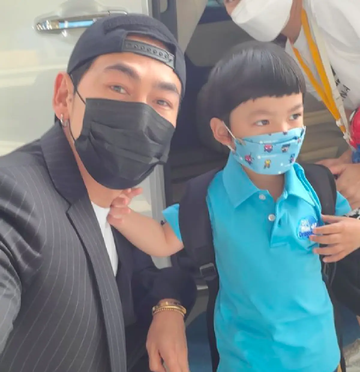 “เพชรจ้า-นิวเคลียร์” พากันจูงมือไปส่ง “น้องไทก้า” ที่โรงเรียน