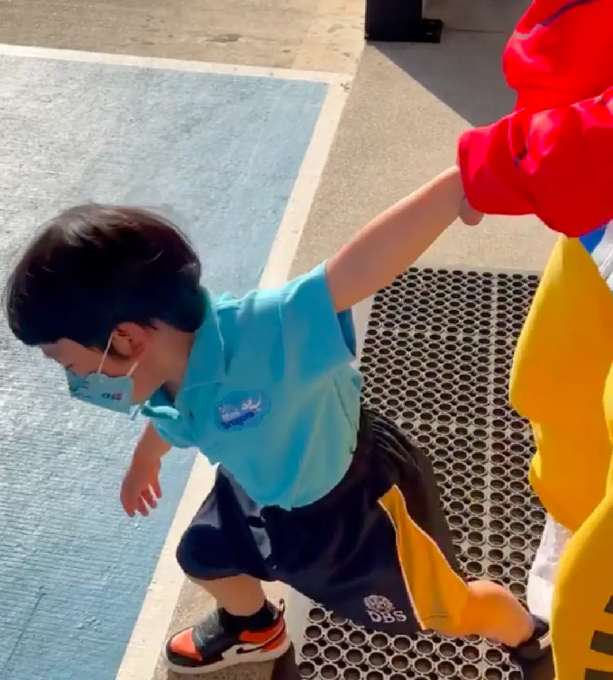 “เพชรจ้า-นิวเคลียร์” พากันจูงมือไปส่ง “น้องไทก้า” ที่โรงเรียน