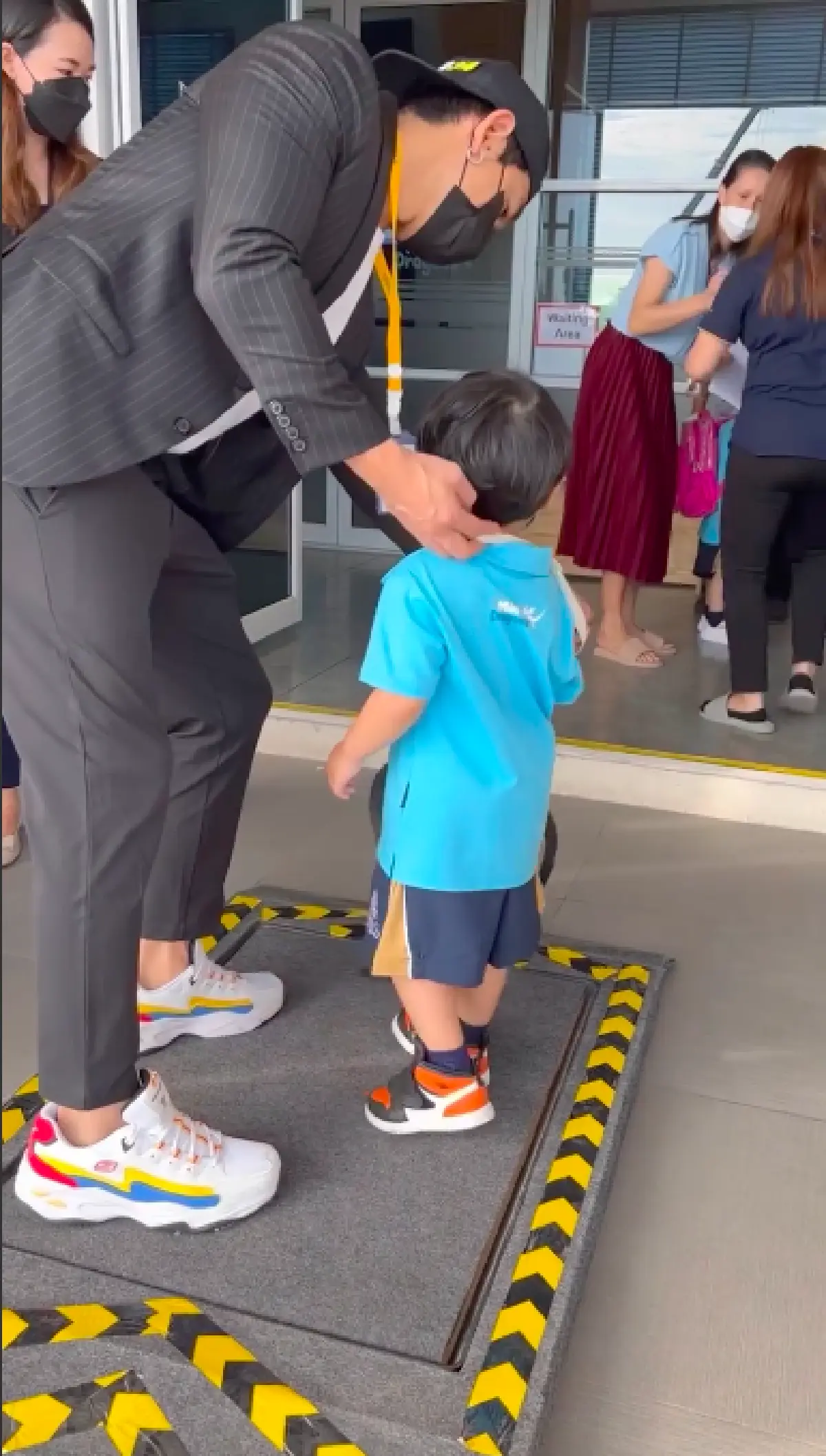 “เพชรจ้า-นิวเคลียร์” พากันจูงมือไปส่ง “น้องไทก้า” ที่โรงเรียน