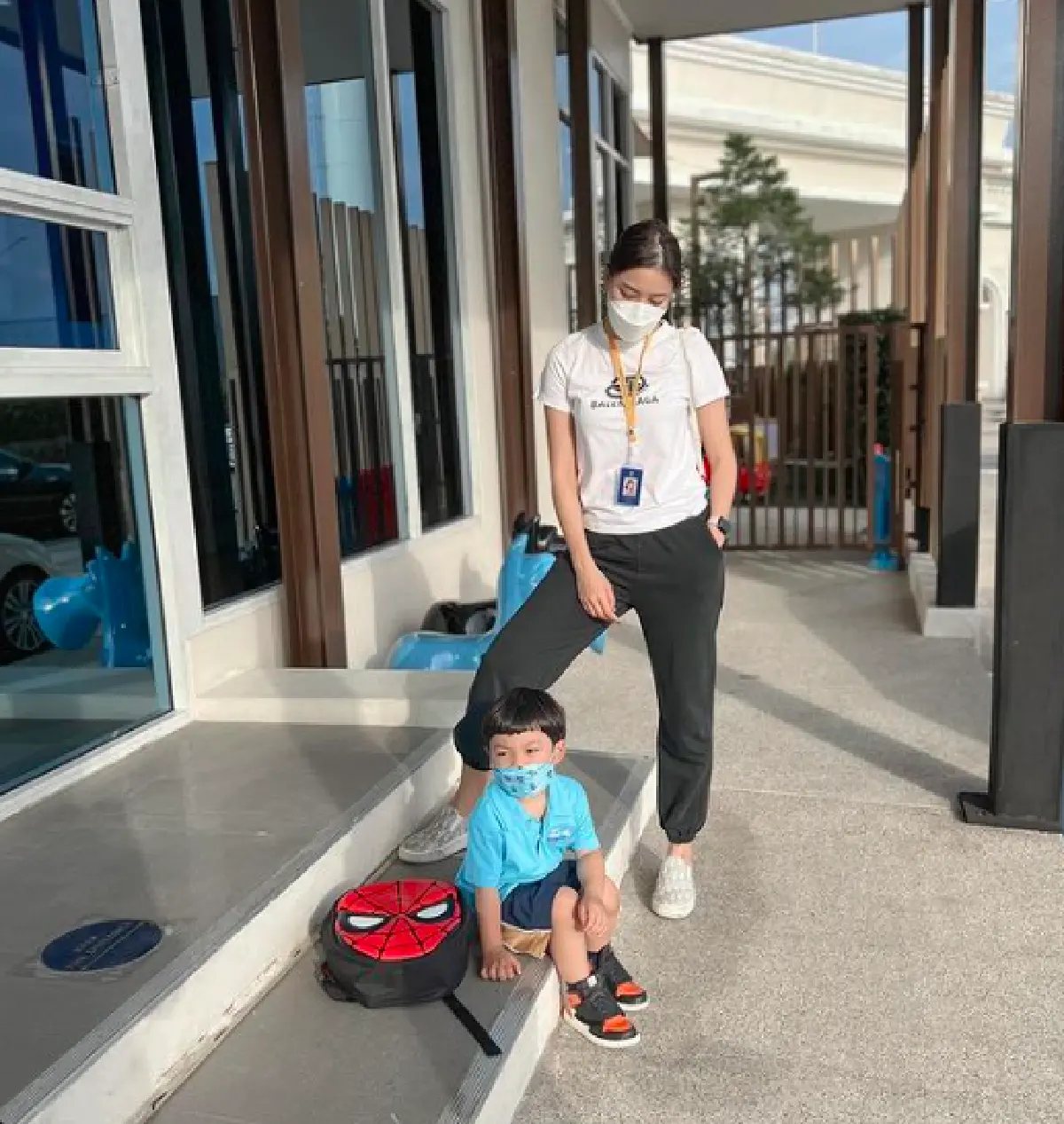 “เพชรจ้า-นิวเคลียร์” พากันจูงมือไปส่ง “น้องไทก้า” ที่โรงเรียน