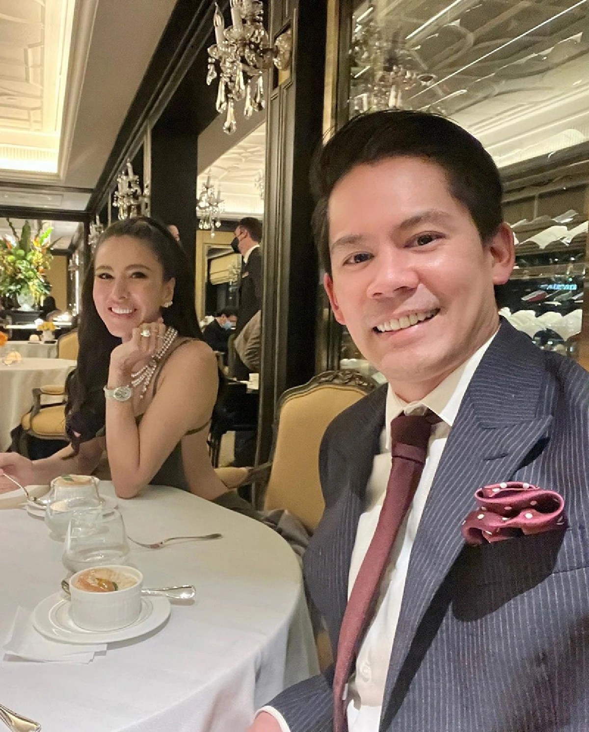 “ศรีริต้า” ควง  “กรณ์” ฉลองวันครบรอบ แฟชั่นแม่แหวกเว้าโชว์เซ็กซี่แบบสับ