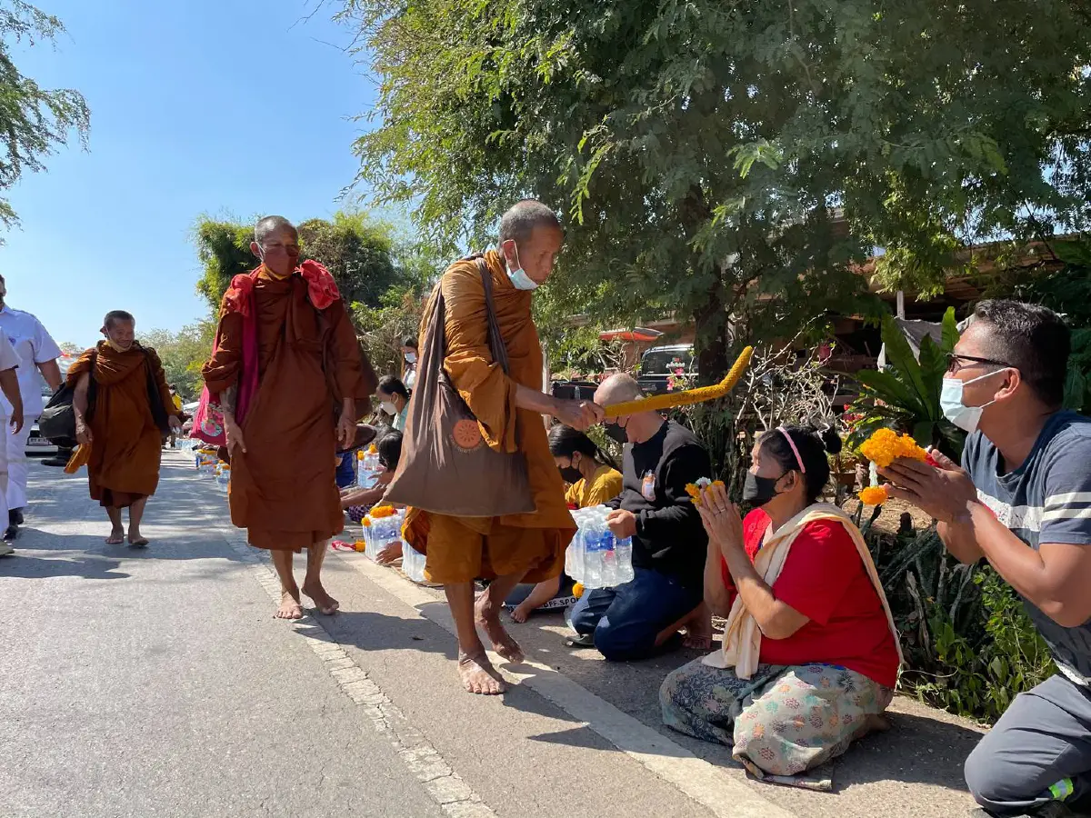 ชาวโคราชรอกราบหลวงตาบุญชื่นเดินธุดงค์เท้าเปล่าแน่น