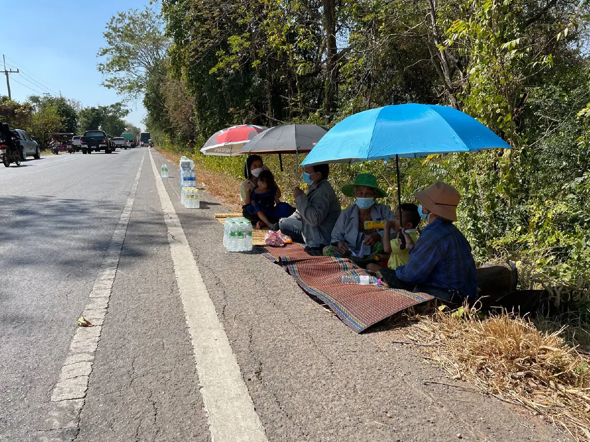 ชาวโคราชรอกราบหลวงตาบุญชื่นเดินธุดงค์เท้าเปล่าแน่น