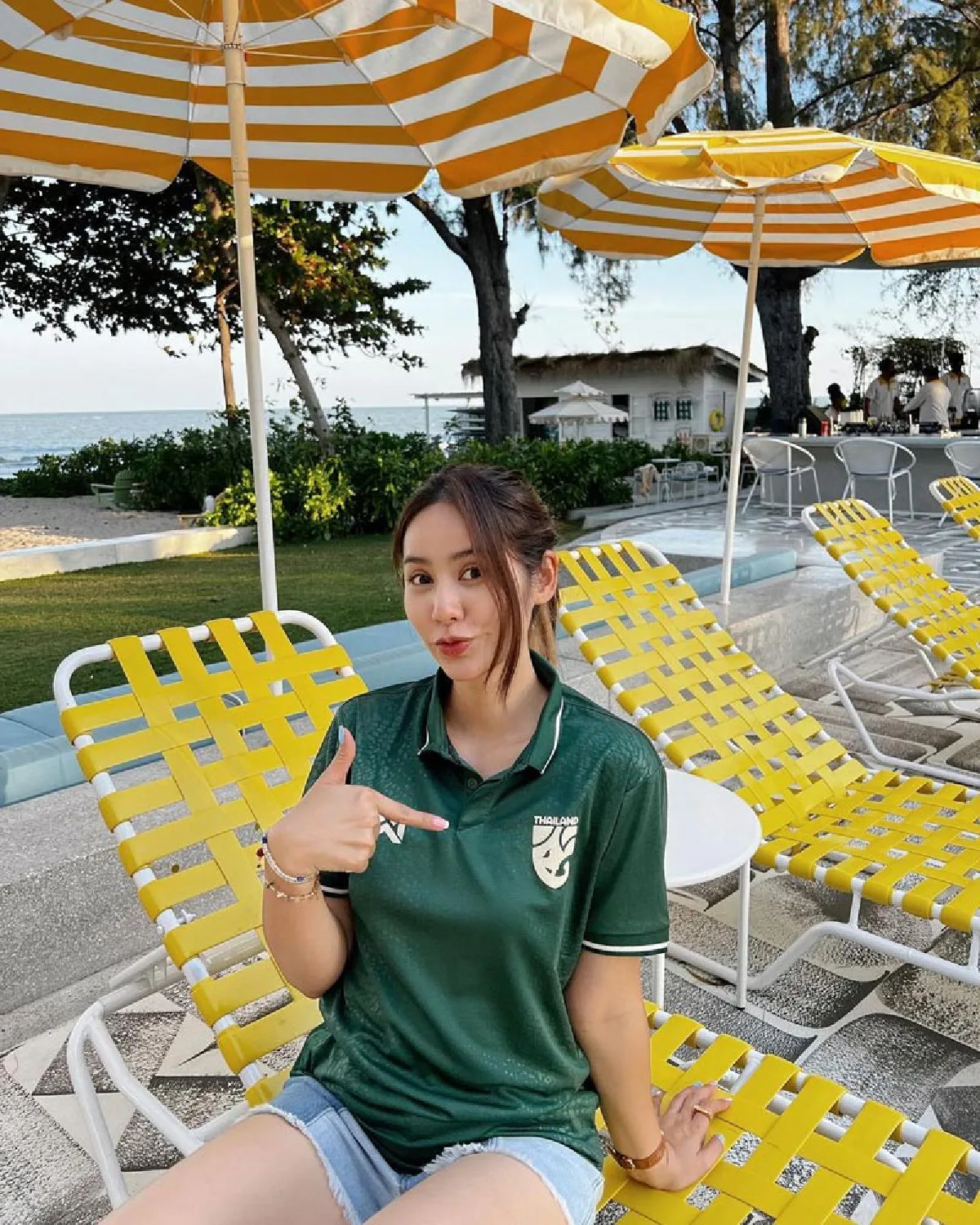 “มะนาว” สวมกอด “ตอง กวินทร์” ให้กำลังใจ หลังร่วมพิธีฌาปนกิจคุณพ่อ 