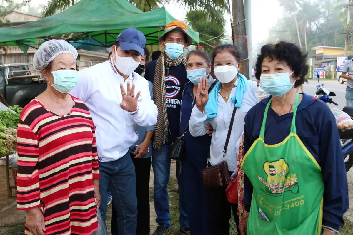 เลขาพปชร.ช่วยผู้สมัครสส.ชุมพรเขต1เบอร์4หาเสียงตลาดนัด
