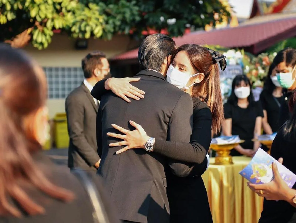 “มะนาว” สวมกอด “ตอง กวินทร์” ให้กำลังใจ หลังร่วมพิธีฌาปนกิจคุณพ่อ 