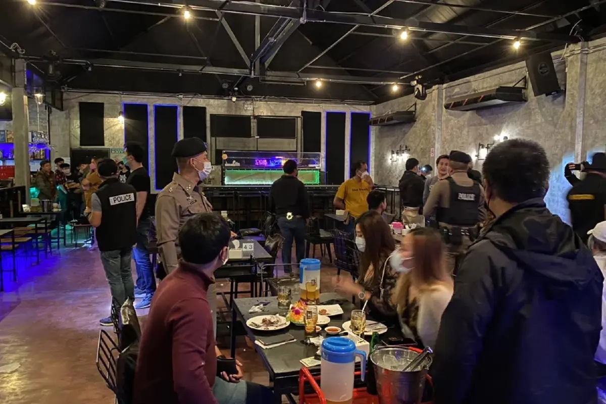 ตำรวจขอนแก่นจับร้านอาหารฝ่าฝืนคำสั่งคุมโควิด