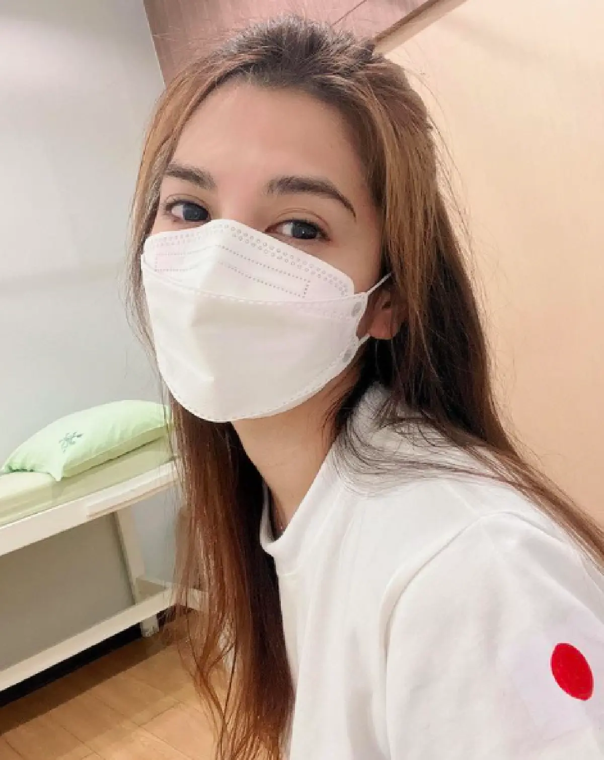 ตาเปลี่ยนสีอีกคน! “พั้นช์ วรกาญจน์” อัปเดตหลังติดโควิด 19 ได้รับผลจากยาต้าน