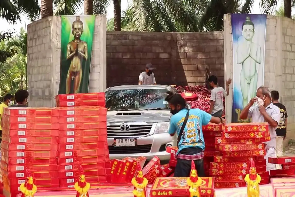 ครั้งใหญ่สุด! จุดประทัดแก้บน ถวายไก่ปูนปั้น24ตัว ไอ้ไข่วัดเจดีย์