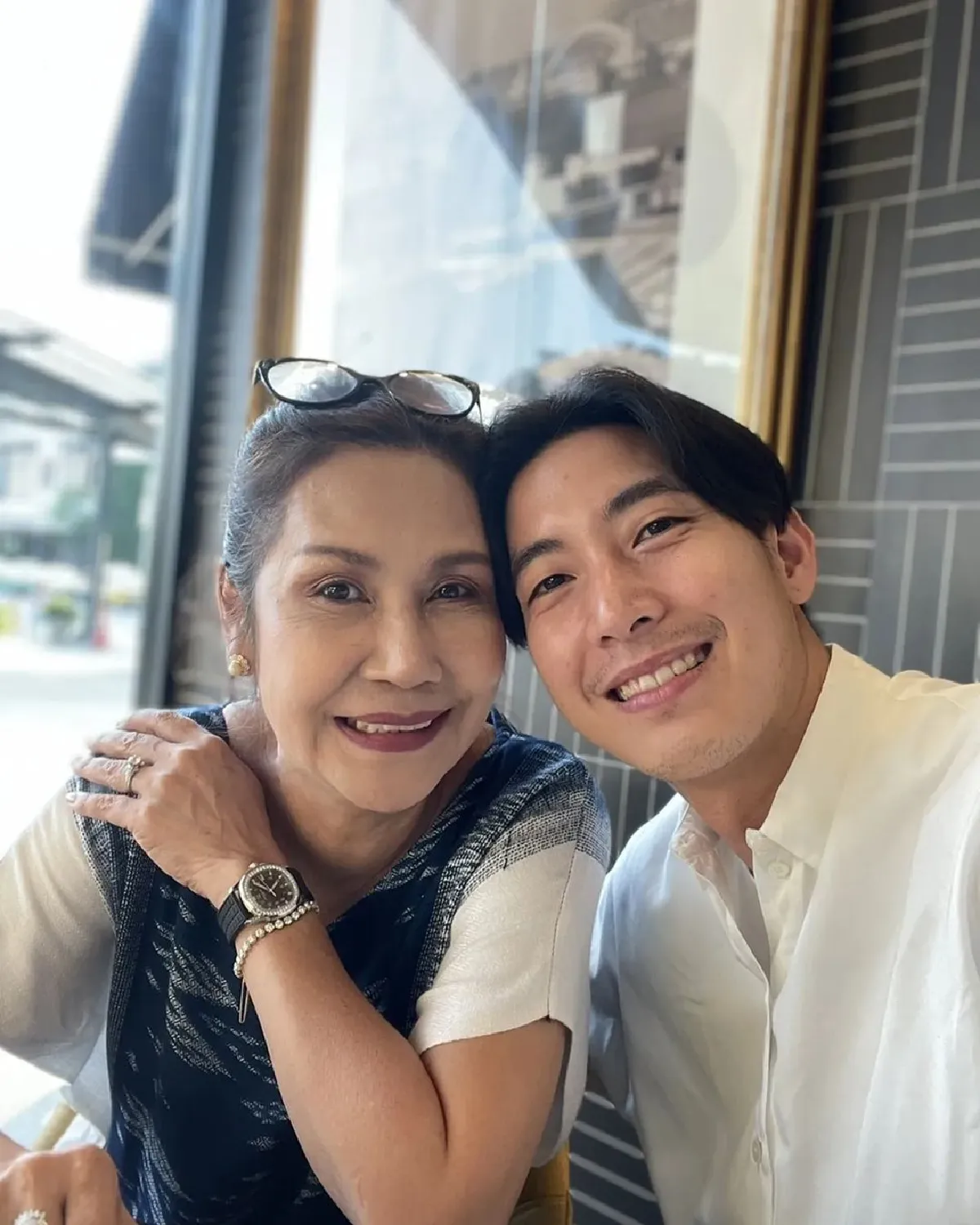 "แม่น้อย" ยิ้มแก้มปริ "โตโน่" จัดนาฬิกาแบรนด์หรูให้เป็นของขวัญ