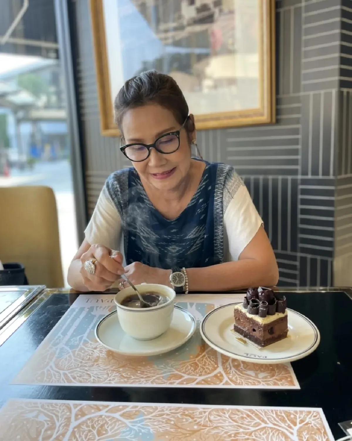 "แม่น้อย" ยิ้มแก้มปริ "โตโน่" จัดนาฬิกาแบรนด์หรูให้เป็นของขวัญ