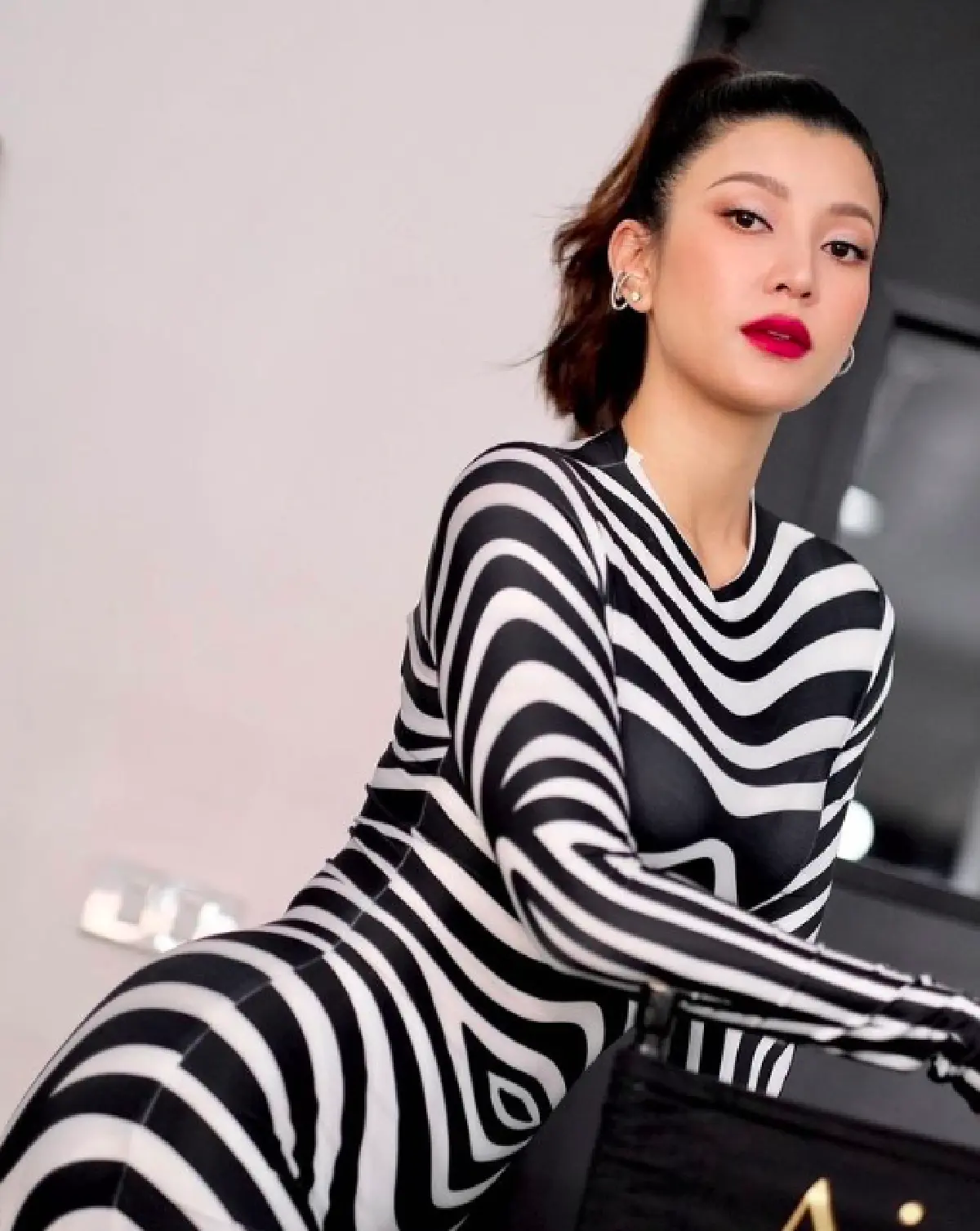 “เอมมี่ มรกต” แย่งซีนไปเต็มๆ! กับแฟชั่นลายม้าลายที่ดึงดูดทุกสายตา