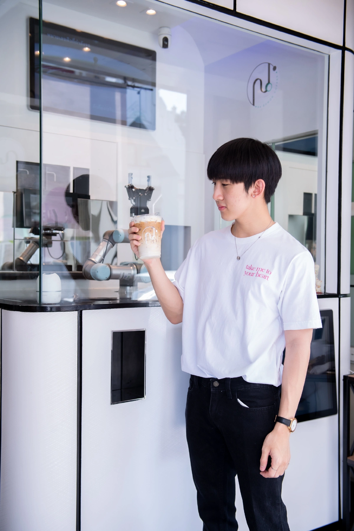 ณ บวร ROBO X CAFE สีสันคาเฟ่แนวใหม่ยุค AI ตอบโจทย์ไลฟ์สไตล์ New Normal