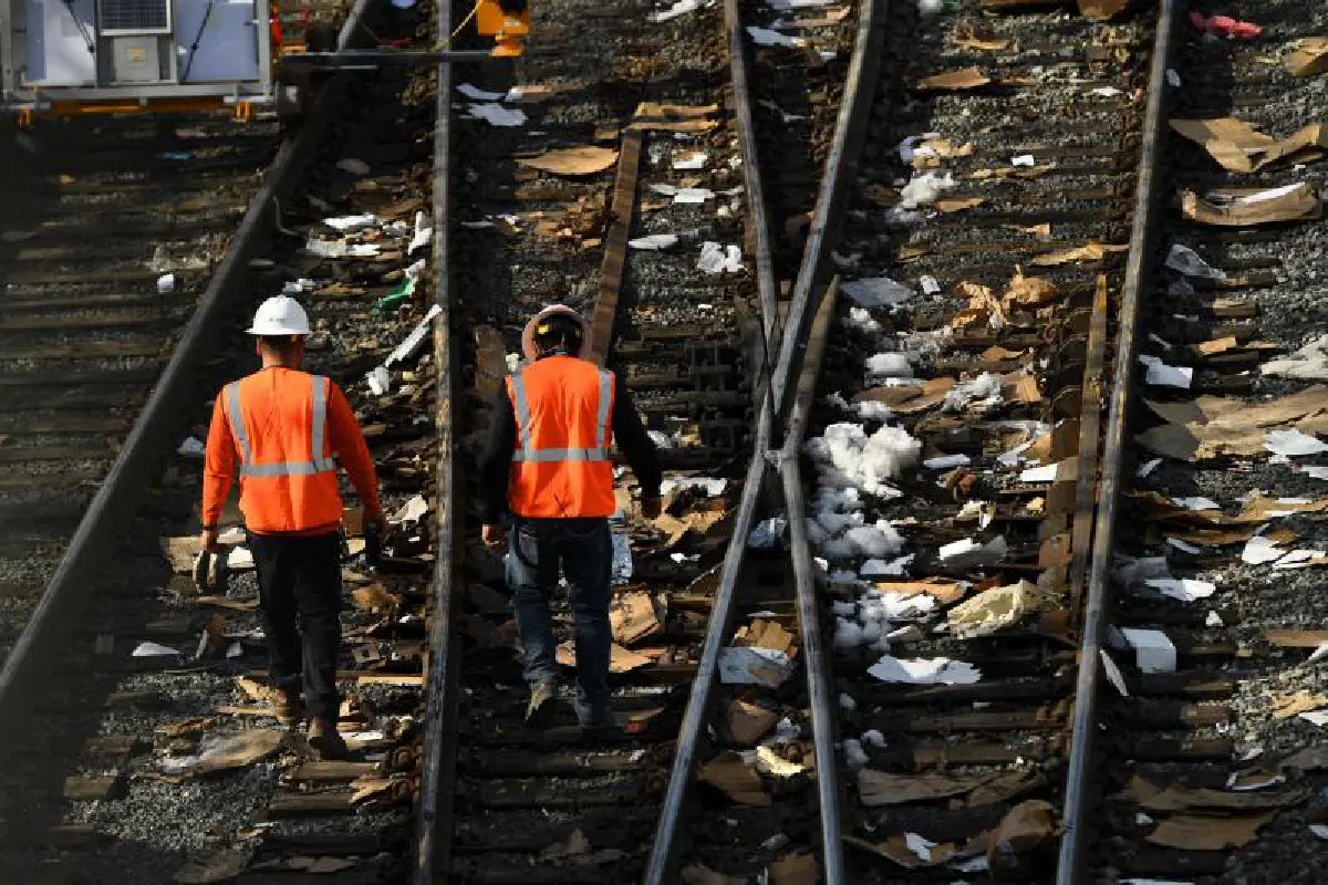 โจรปล้นรถไฟอาละวาดแอลเอ ทิ้งกล่องพัสดุเกลื่อน