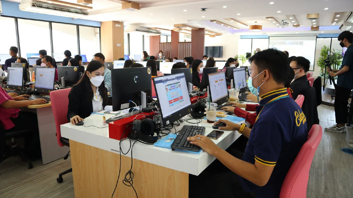 ที่ปรึกษาสำนักงาน กศน. ด้านการพัฒนาหลักสูตรการศึกษานอกระบบ เข้าเยี่ยมชมและให้กำลังใจคณะครูและบุคลากร สังกัดสำนักงาน กศน