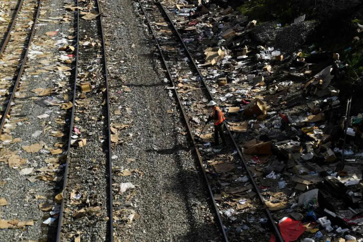 โจรปล้นรถไฟอาละวาดแอลเอ ทิ้งกล่องพัสดุเกลื่อน