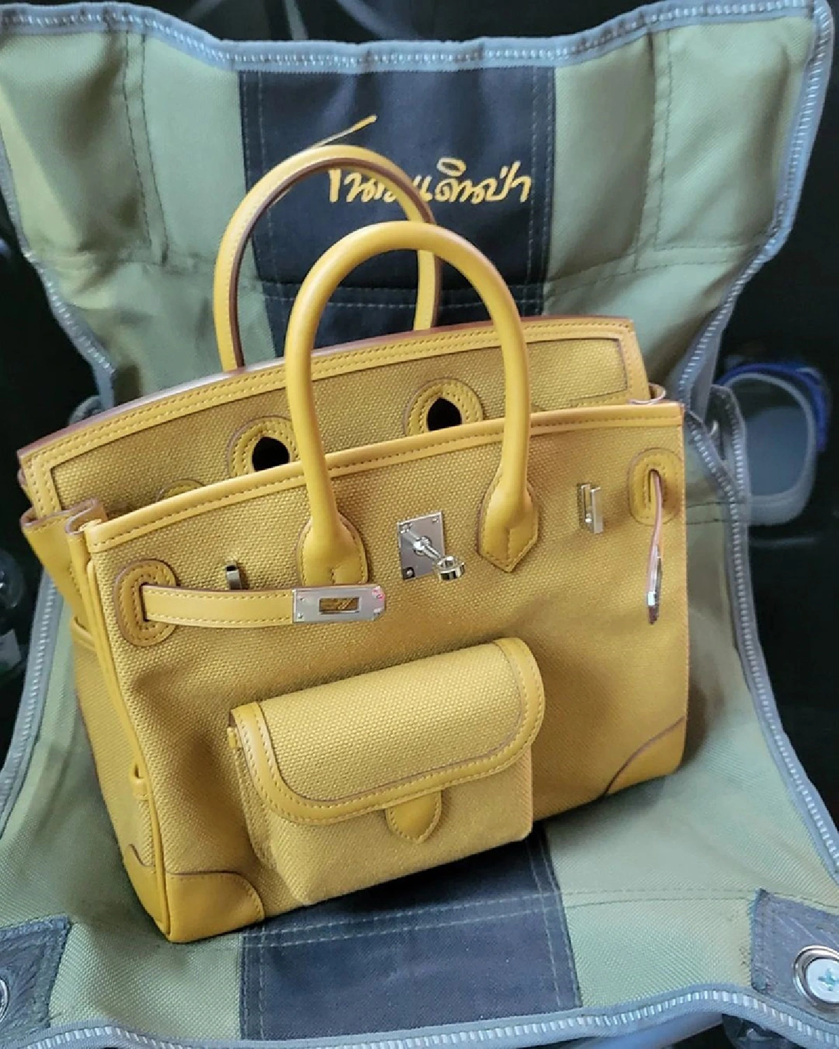 เปิดราคากระเป๋า “ชมพู่ อารยา” ที่สามารถซื้อบ้านได้ทั้งหลัง