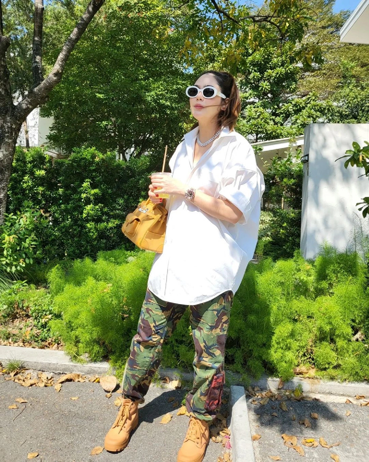 เปิดราคากระเป๋า “ชมพู่ อารยา” ที่สามารถซื้อบ้านได้ทั้งหลัง