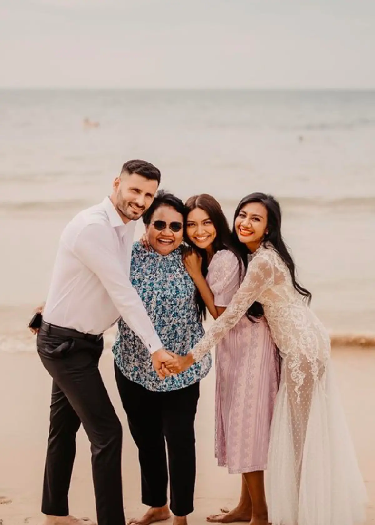 “เกศ” น้องสาว “แก้ม วิชญาณี” ควงสามีดินเนอร์หรู จุดพลุฉลองยิ่งใหญ่