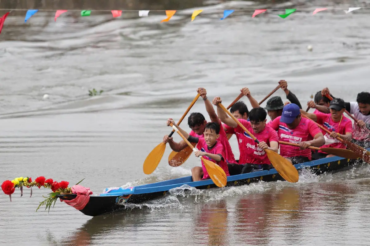 พระ-เณรดูได้ไม่อาบัติ 'แข่งเรือพายม้า' ฟื้นประเพณีวิถีชีวิตคนลุ่มน้ำ