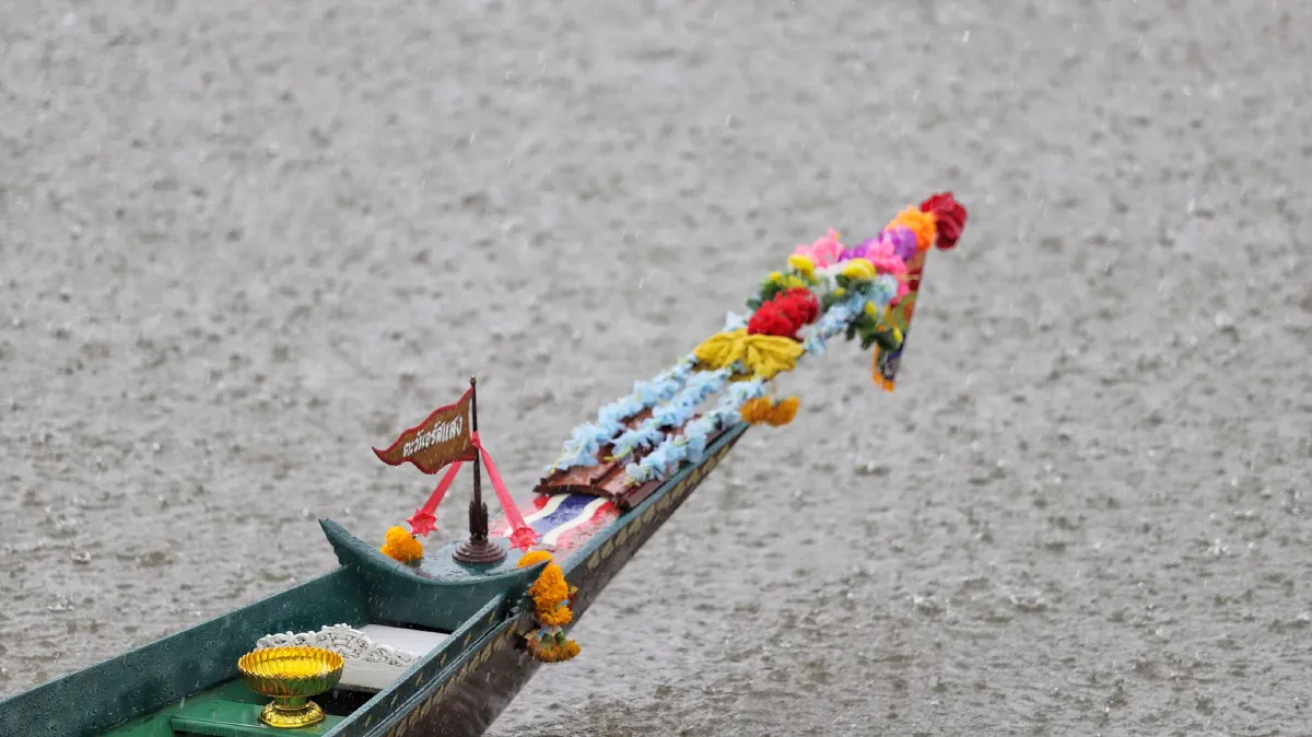 พระ-เณรดูได้ไม่อาบัติ 'แข่งเรือพายม้า' ฟื้นประเพณีวิถีชีวิตคนลุ่มน้ำ