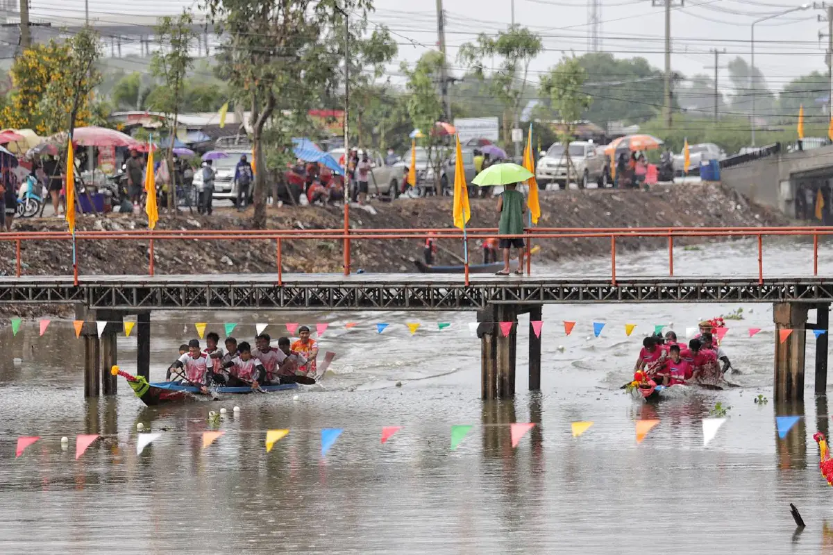 พระ-เณรดูได้ไม่อาบัติ 'แข่งเรือพายม้า' ฟื้นประเพณีวิถีชีวิตคนลุ่มน้ำ