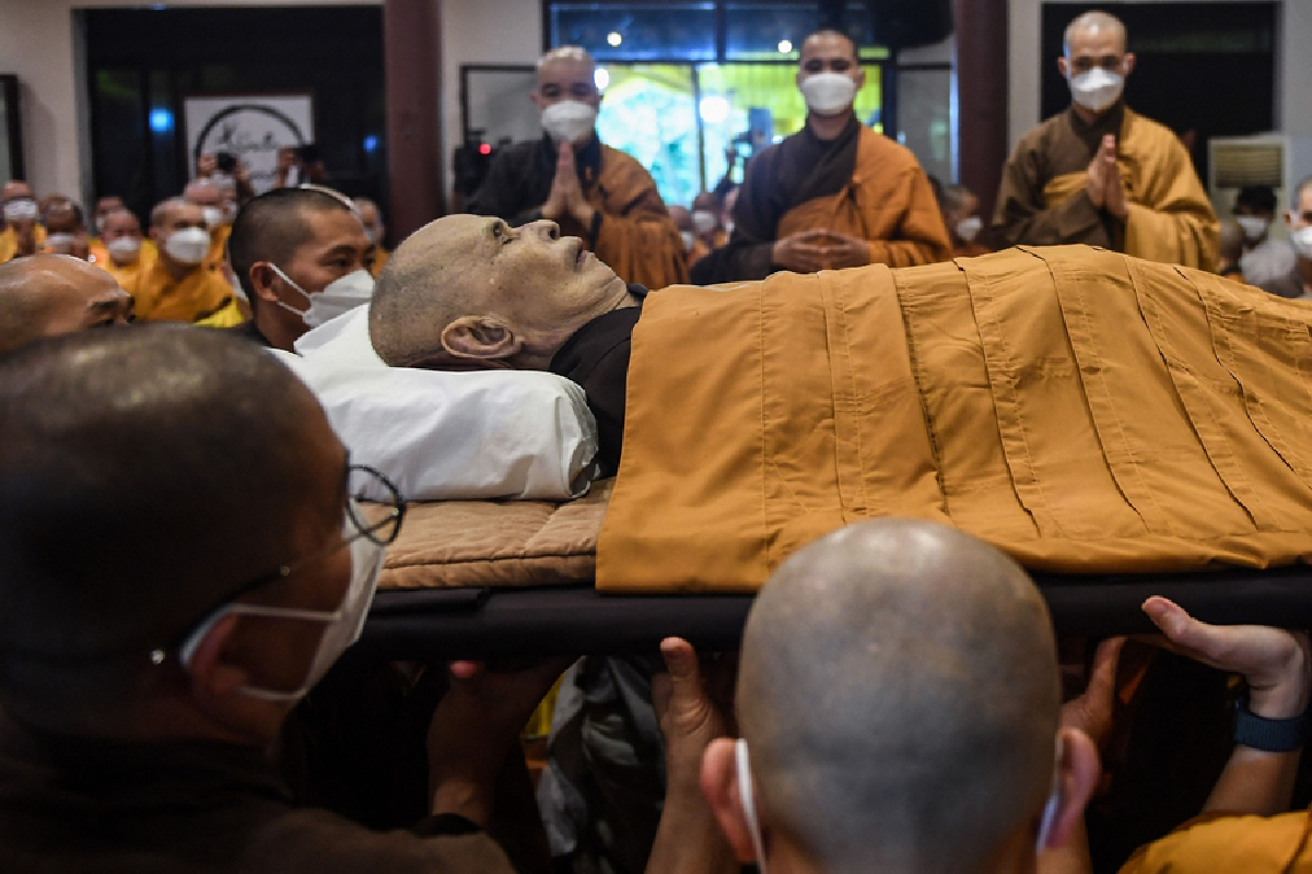 ภาพชุดการคารวะครั้งสุดท้าย สรีระสังขารหลวงปู่ 'ติช นัท ฮันห์' 