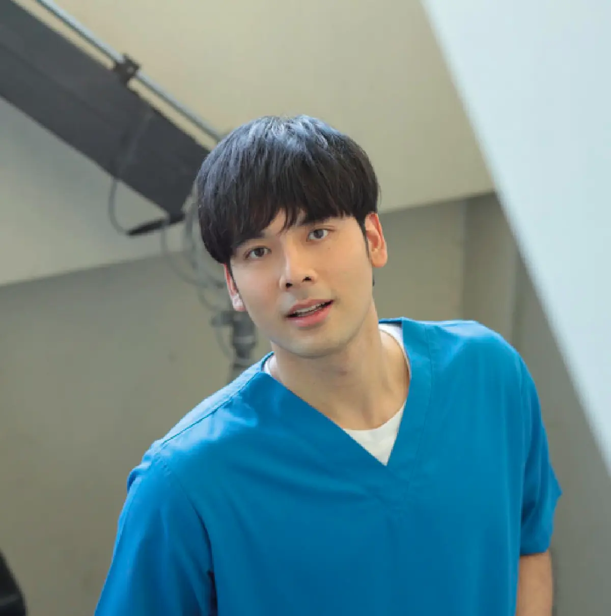 ไม่ชนxูเลยหล่ะ! “บอม ธนิน“ ข้ามทางม้าลาย แต่เจอรถซิ่งฝ่าสัญญาณไฟ 