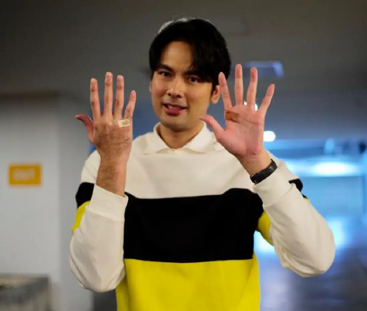 ไม่ชนxูเลยหล่ะ! “บอม ธนิน“ ข้ามทางม้าลาย แต่เจอรถซิ่งฝ่าสัญญาณไฟ 