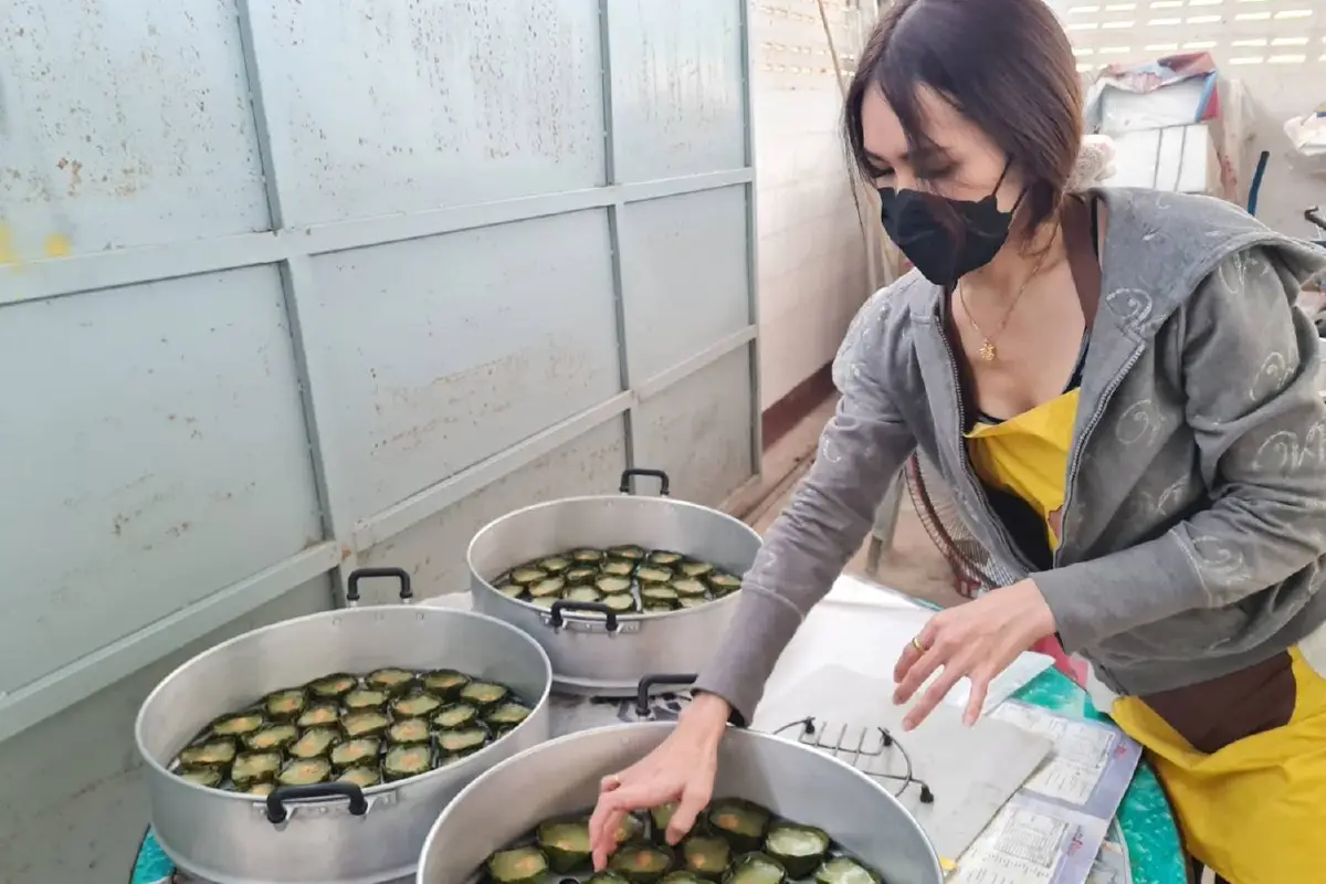 สาวสองโคราช เจอพิษโควิด หันทำขนมเข่งขายยอดทะลัก