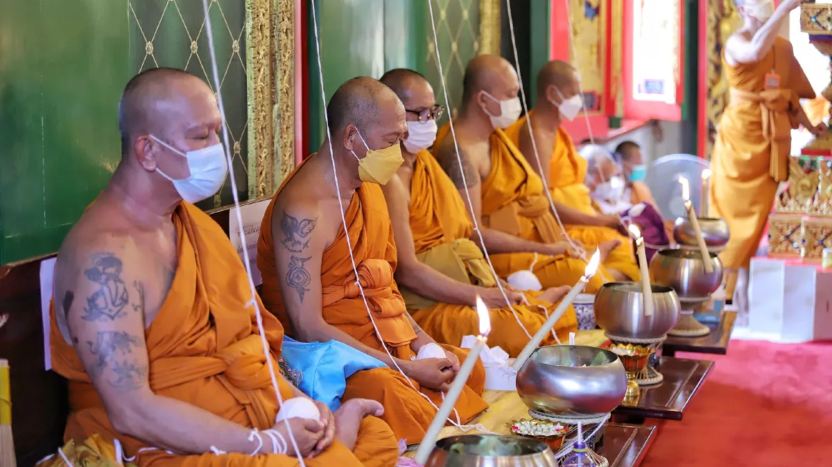 เกจิดังนั่งปรกอธิษฐานจิตพิธีพุทธาภิเษกเหรียญ"หลวงพ่ออ๊อด" 