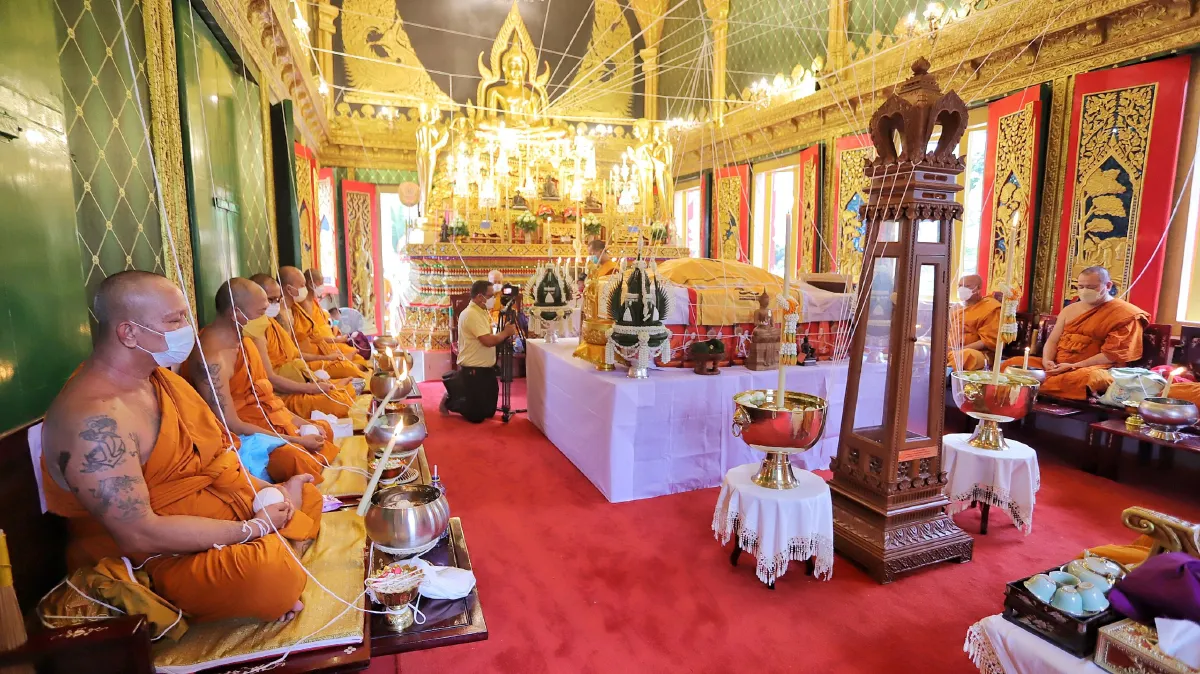 เกจิดังนั่งปรกอธิษฐานจิตพิธีพุทธาภิเษกเหรียญ"หลวงพ่ออ๊อด" 