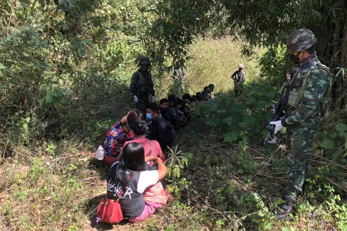 กองกำลังผาเมืองยึดทั้งยาเสพติดจับแรงงานผิดกม.